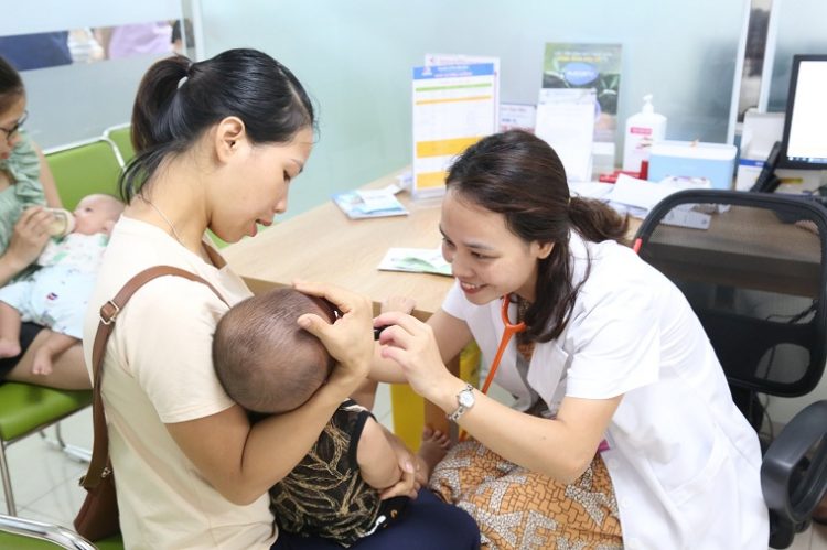 Đưa trẻ đi tiêm chủng tiêm vắc xin phối hợp phòng bệnh bạch hầu