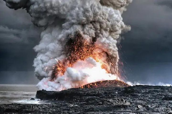 Núi lửa dưới biển có thể nổ
