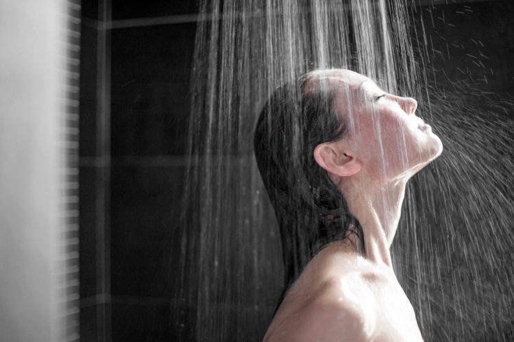Những tác hại của việc tắm đêm đối với sức khoẻ không phải ai cũng biết